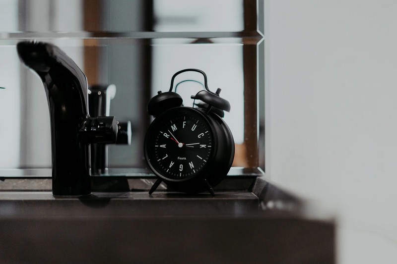 Orologio sveglia retrò analogica nera decorata con scritta “Fucking alarm” sul quadrante, con luce LED per leggere l'ora al buio