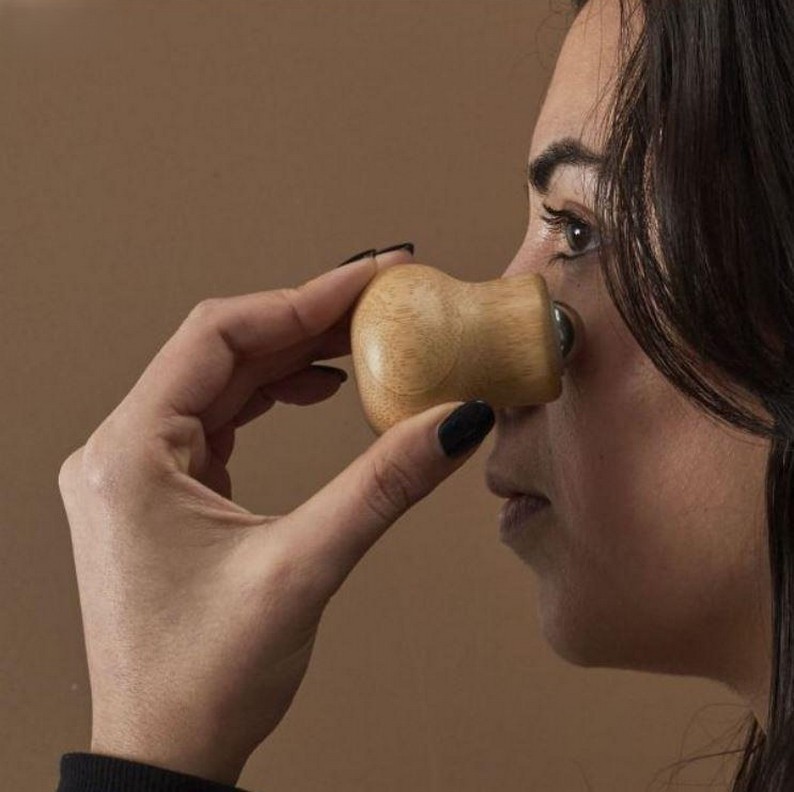 Rullo massaggia viso con manico in bambù con sfera in acciaio