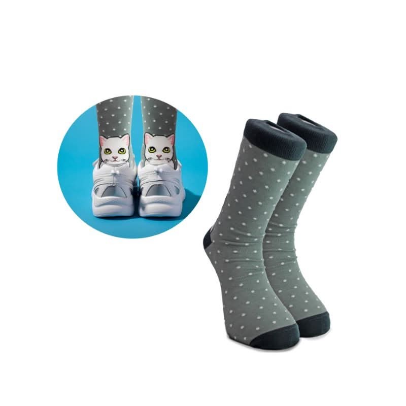 Paio di calze grigie a pois decorate con gatto bianco