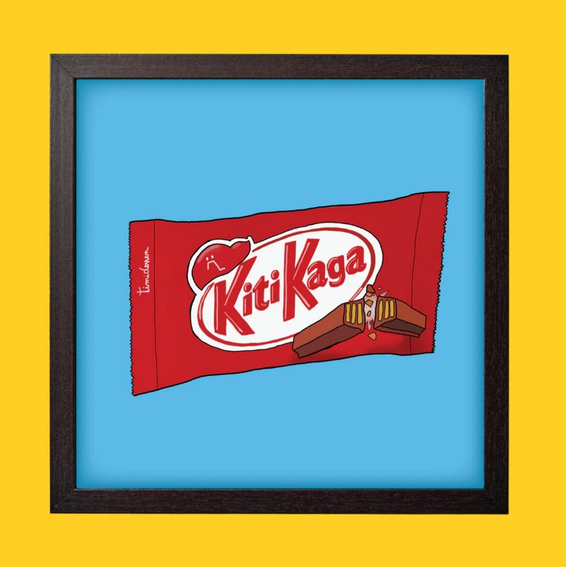 Quadro con cornice nera in legno con poster Kitikaga su Kit-Kat