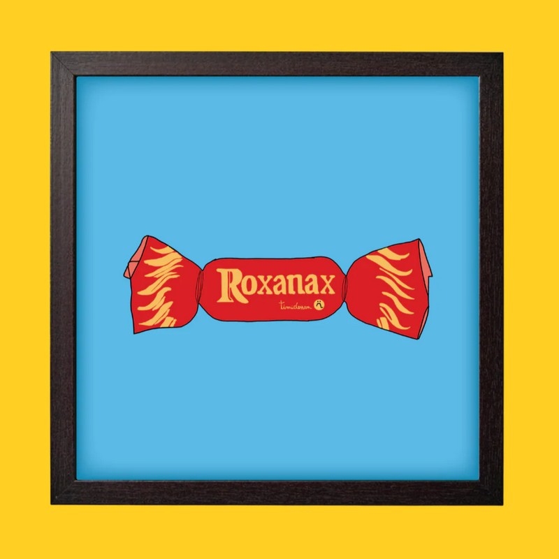 Quadro con cornice nera in legno con poster Roxanax su caramella