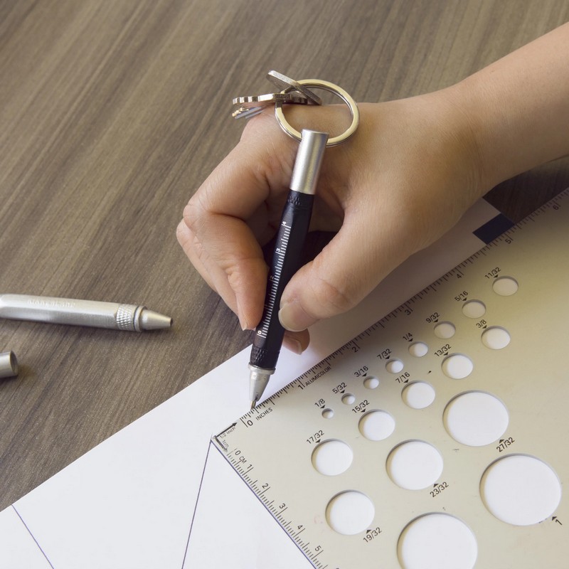 Penna multiuso in acciaio inossidabile contenente righello, cacciavite piatto e a stella, righello e anello per essere utilizzata come portachiavi