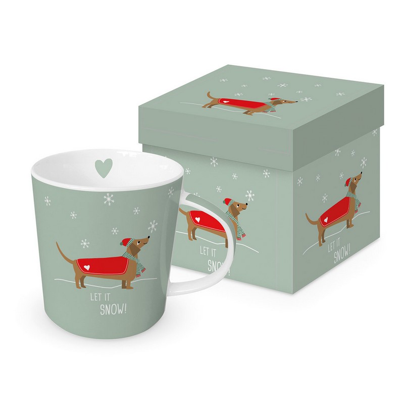 Tazza mug natalizia decorata con bassotto con vestito, sciarpa e cuffia e scritta “Let it snow”, in scatola regalo con decoro abbinato, una perfetta idea regalo di Natale