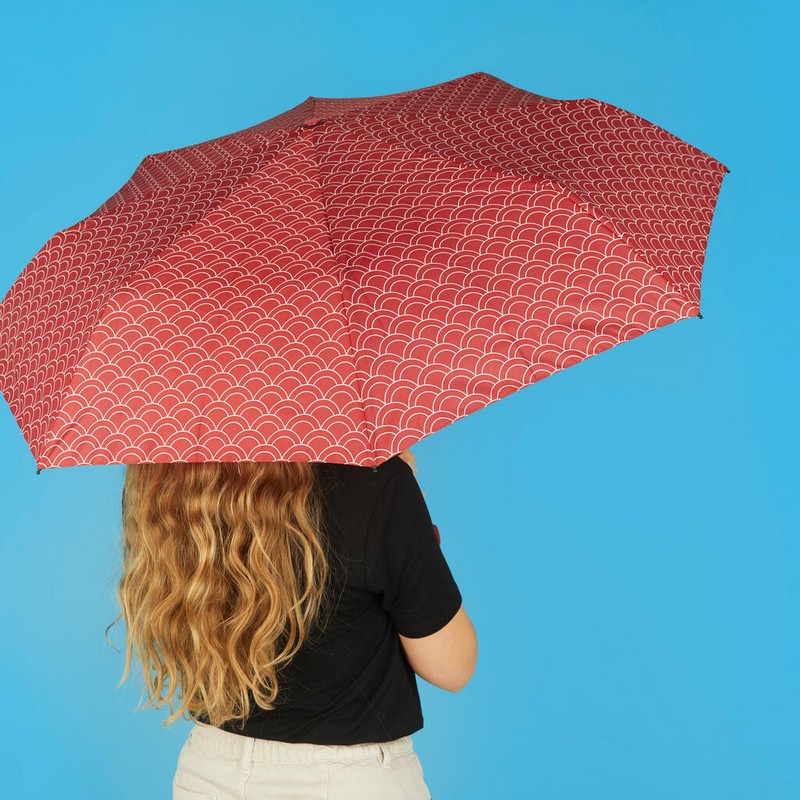 Ombrello pieghevole con decoro a squame in astuccio a forma di carpa koi rossa