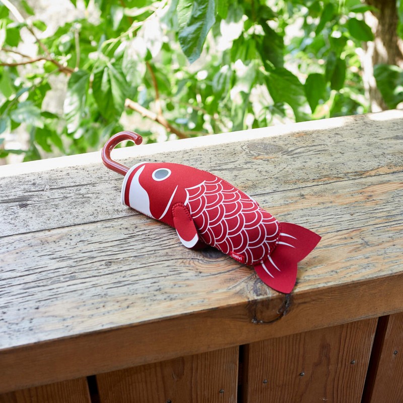 Ombrello pieghevole con decoro a squame in astuccio a forma di carpa koi rossa