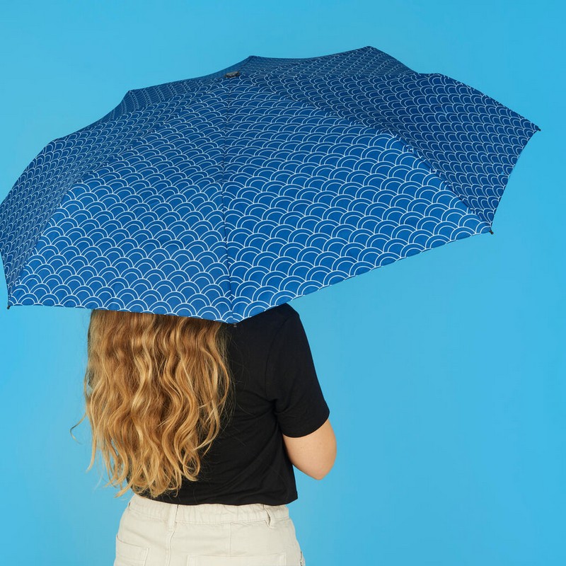 Ombrello pieghevole con decoro a squame in astuccio a forma di carpa koi blu