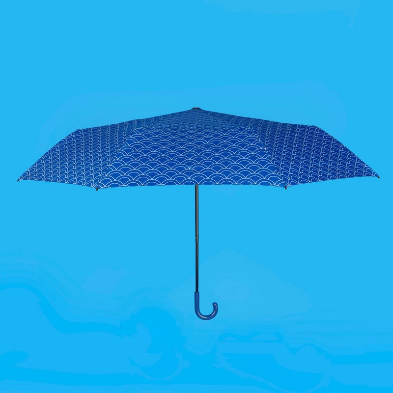 Ombrello pieghevole con decoro a squame in astuccio a forma di carpa koi blu
