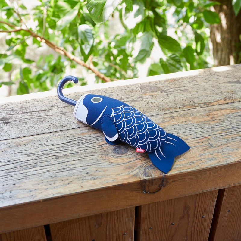 Ombrello pieghevole con decoro a squame in astuccio a forma di carpa koi blu