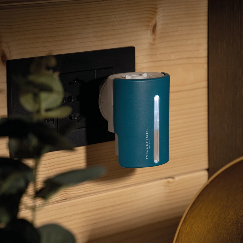 Diffusore elettrico di fragranza Millefiori (nuova versione 2025) con scocca verde ottanio, profumo non incluso