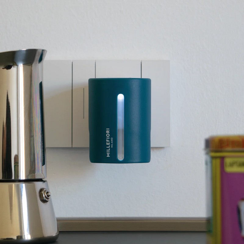 Diffusore elettrico di fragranza Millefiori (nuova versione 2025) con scocca verde ottanio, profumo non incluso