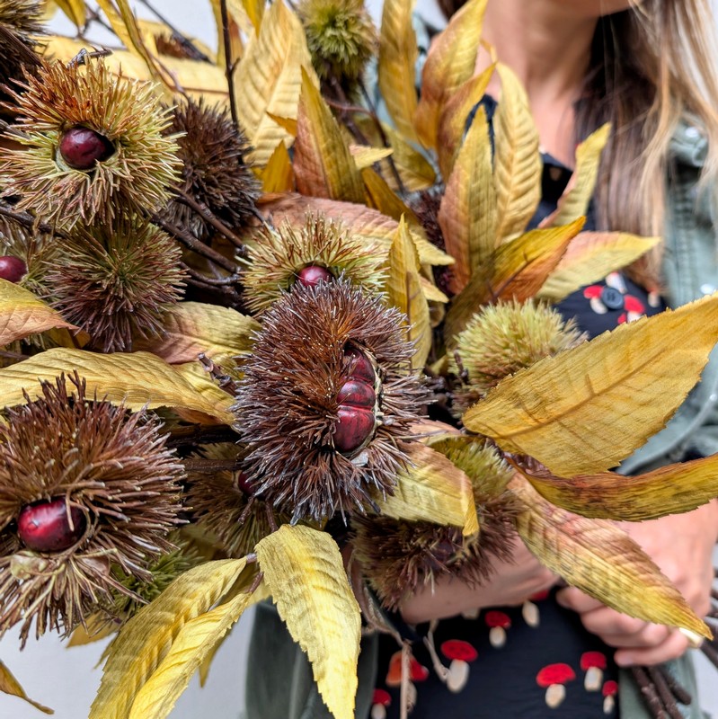 Ramo artificiale di castagno con ricci, castagne e foglie