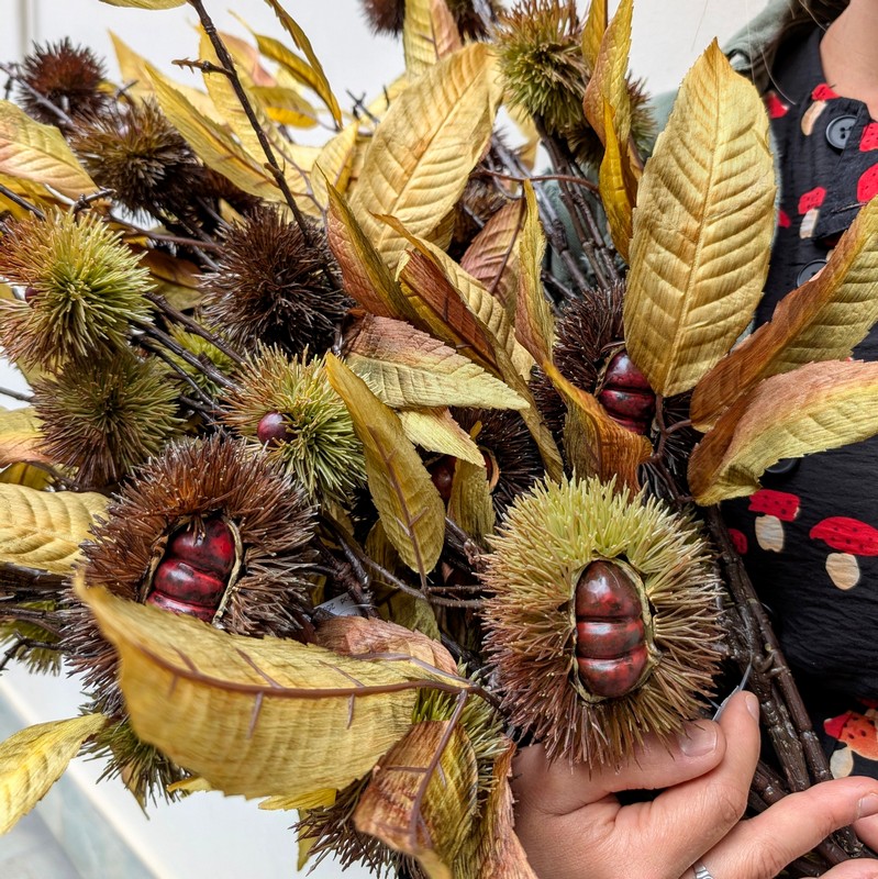 Ramo artificiale di castagno con ricci, castagne e foglie