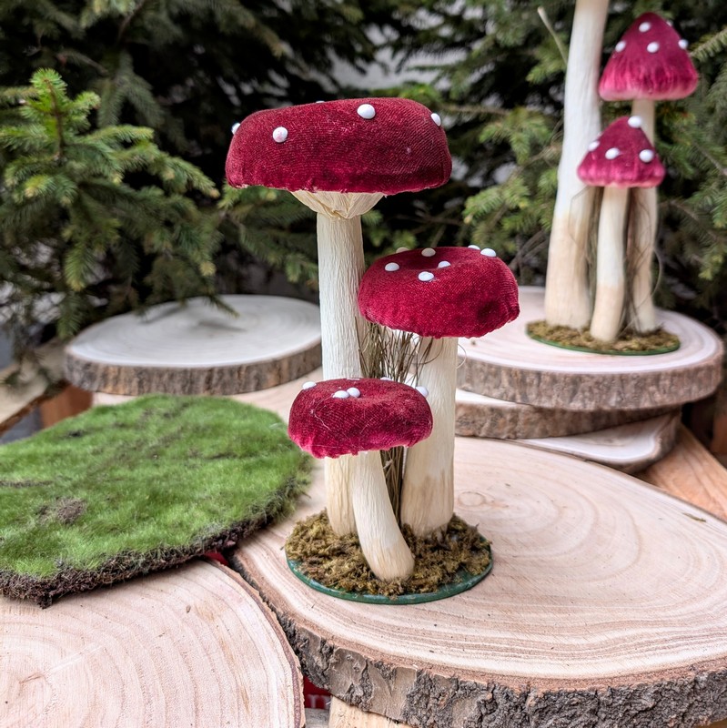 Trio di funghi decorativi in velluto da appoggio su base con muschio ed erba, ideale per il tuo home decor autunnale