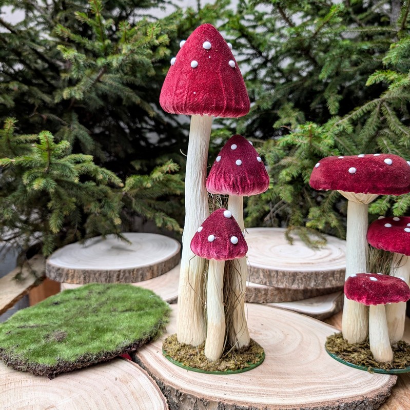 Trio di funghi decorativi in velluto da appoggio su base con muschio ed erba, ideale per il tuo home decor autunnale