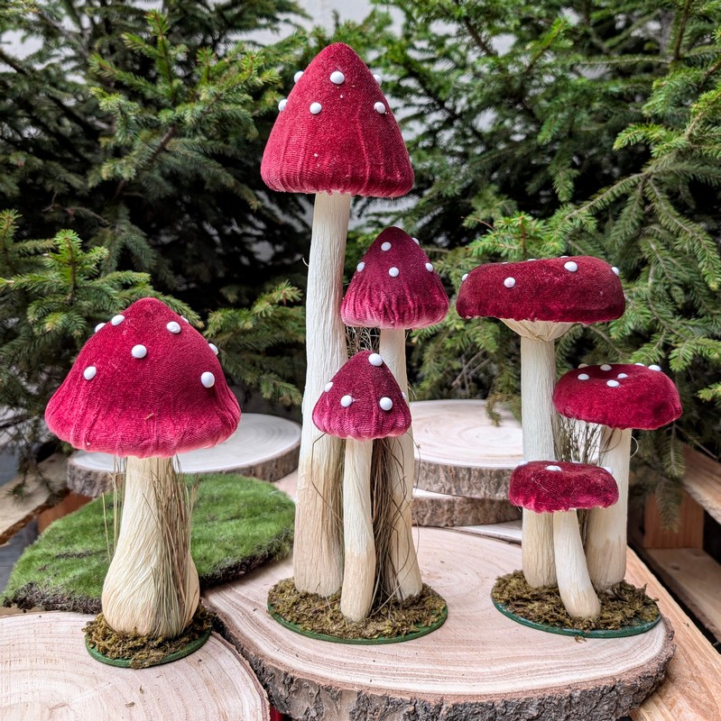Trio di funghi decorativi in velluto da appoggio su base con muschio ed erba, ideale per il tuo home decor autunnale