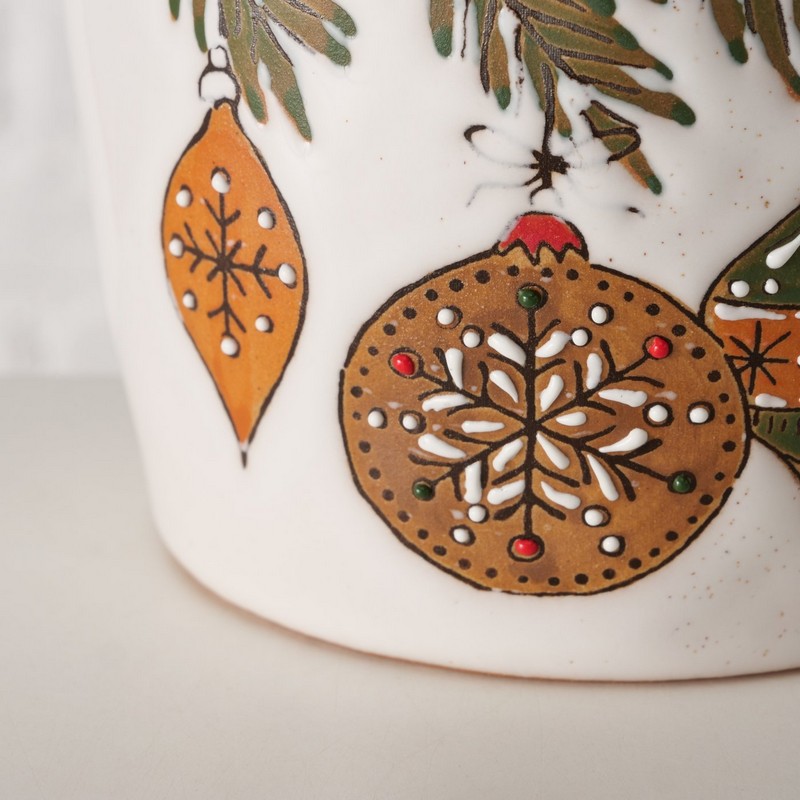 Tazza mug in gres decorata con palline di Natale su ramo di pino, dipinta a mano, una perfetta idea regalo di Natale