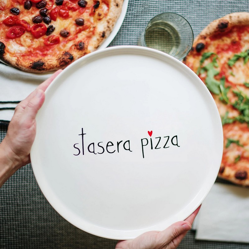 Piatto per pizza bianco rotondo in gres decorato con scritta “Stasera pizza”, diametro 31.5 cm