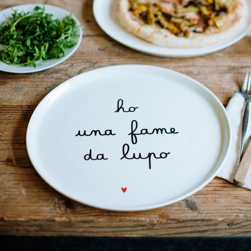 Piatto per pizza bianco rotondo in gres decorato con scritta “Ho una fame da lupo”, diametro 31.5 cm