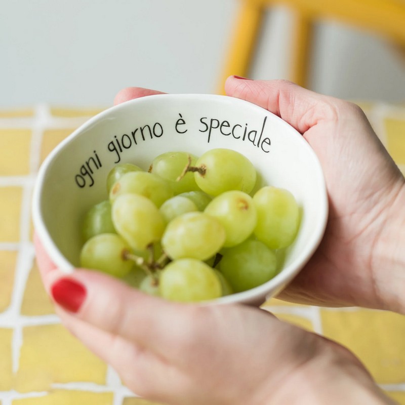 Set 2 coppette in gres bianco decorate con scritta “Ogni giorno è speciale