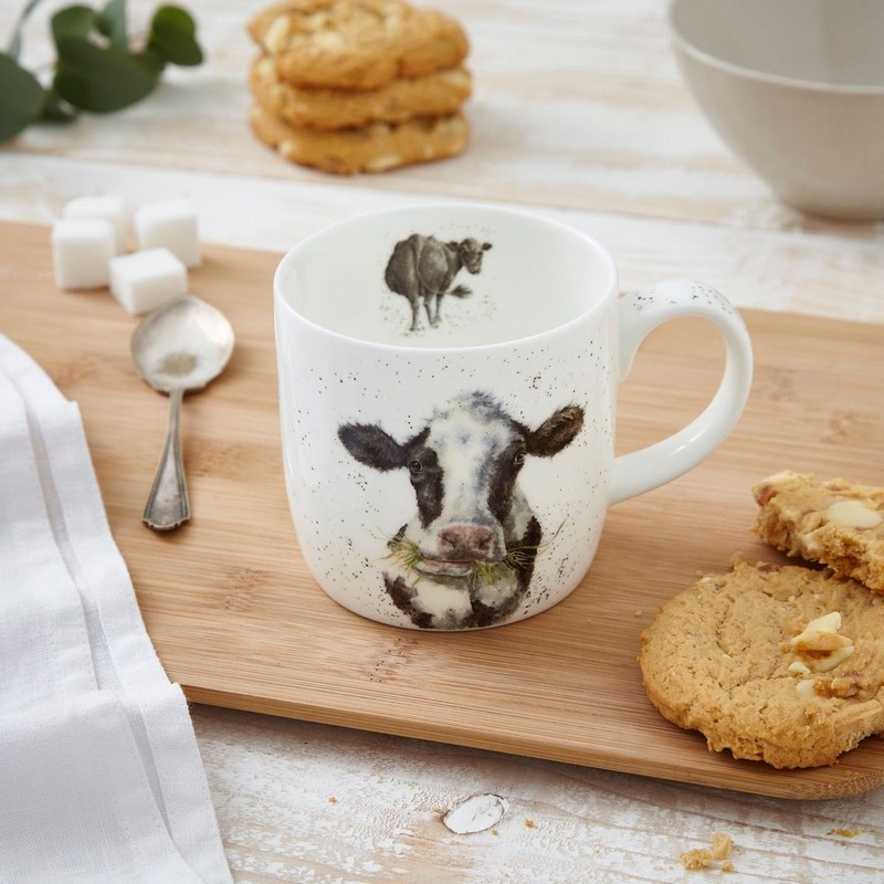 Tazza mug in fine bone china decorata con disegni di mucche (fronte, retro e dettagli interni)