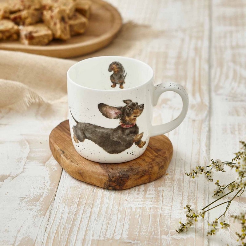 Tazza mug in fine bone china decorata con disegni di bassotti (fronte, retro e dettagli interni)