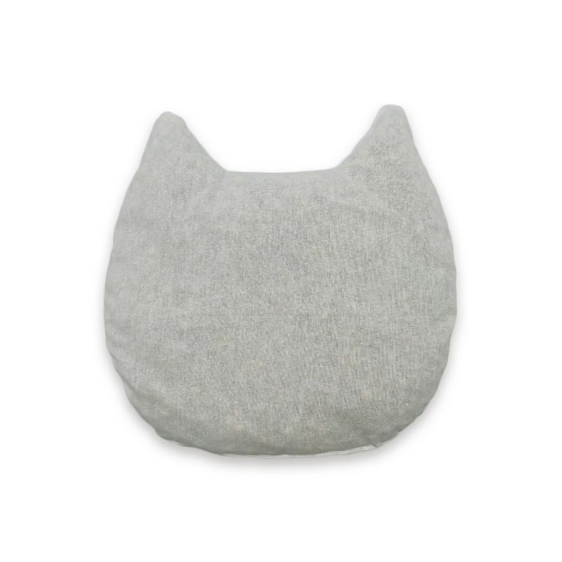 Cuscino del sollievo a forma di muso di gatto grigio con noccioli di ciliegio che mantengono il calore, con la possibilità di essere riscaldati o raffreddati