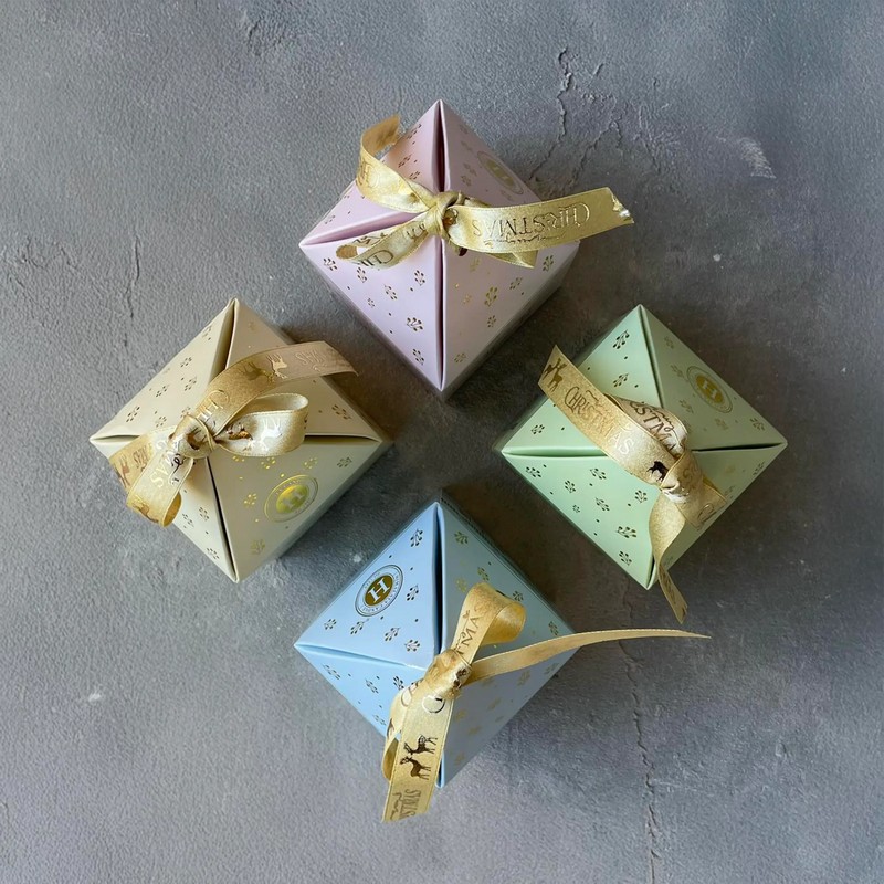 Candela in scatola regalo con stoppino in legno e profumazioni assortite (caramello salato, mela e brandy, torta di noci e legno speziato)