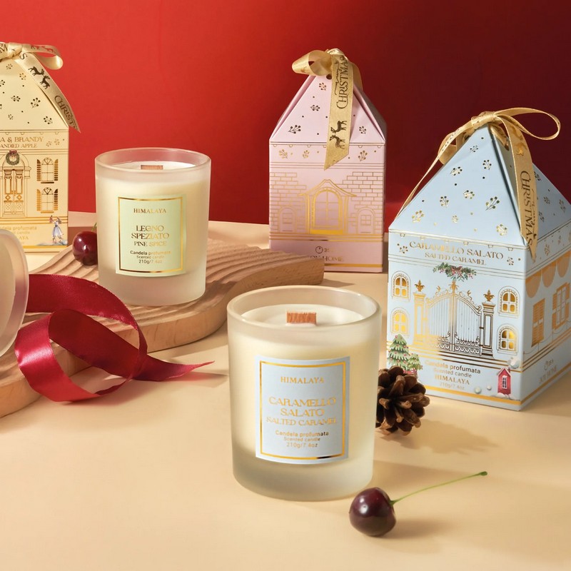 Candela in scatola regalo con stoppino in legno e profumazioni assortite (caramello salato, mela e brandy, torta di noci e legno speziato)