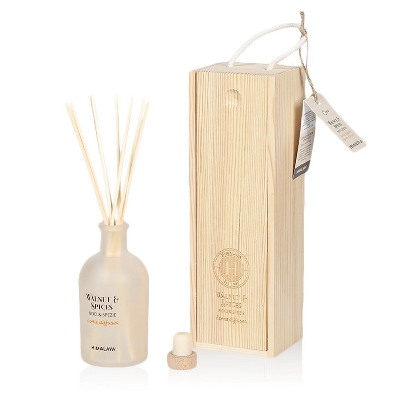 Diffusore di fragranza con bastoncini e 250 ml di profumo Noci e spezie in barattolo opaco, il tutto contenuto in un cofanetto di legno