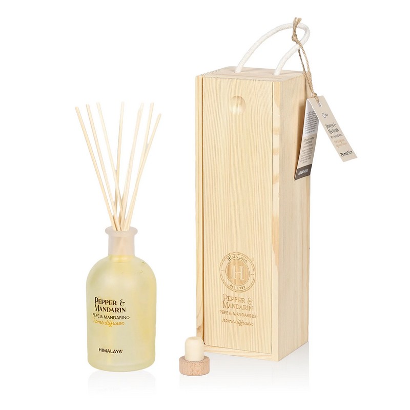 Diffusore di fragranza con bastoncini e 250 ml di profumo Pepe e mandarino in barattolo opaco, il tutto contenuto in un cofanetto di legno