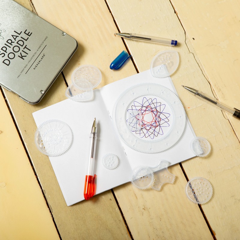 Set 11 spirali per disegnare forme geometriche con 3 penne e libricino da 40 fogli inclusi in cofanetto di metallo