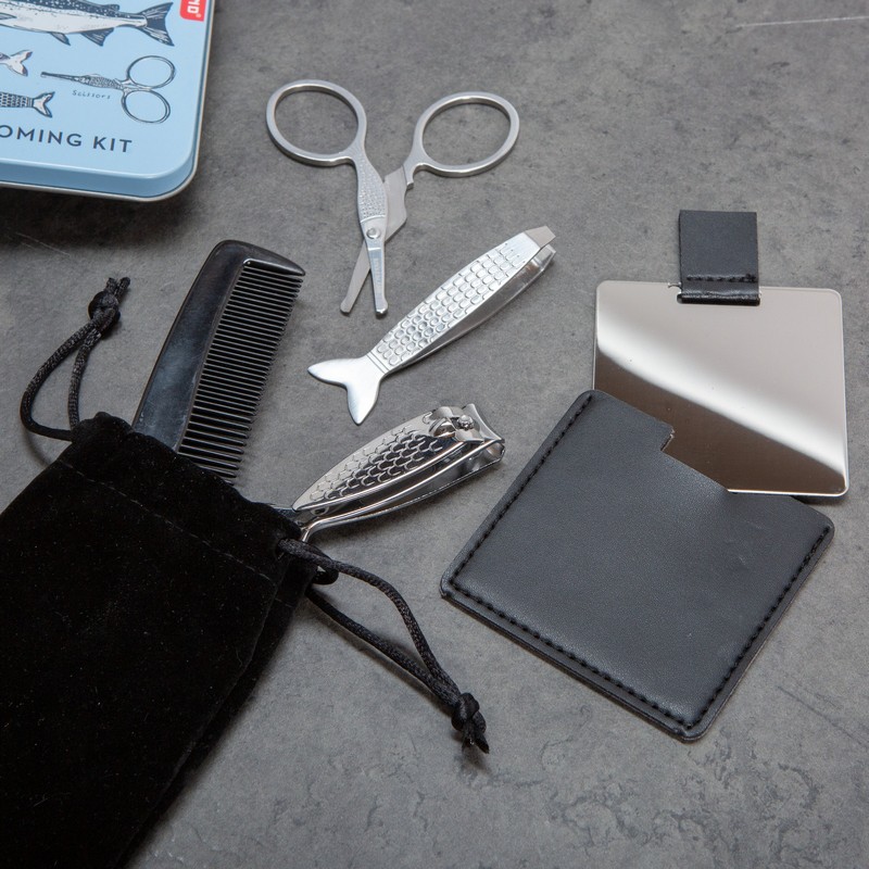 Set per manicure e cura personale con specchio, pettine, forbici, tagliaunghie e pinzette a tema pesce contenuti in un cofanetto di latta