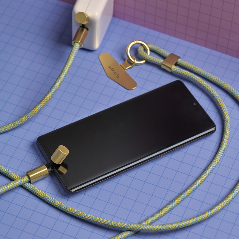 Corda porta telefono verde con doppio attacco USB C per attaccare comodamente il cellulare al caricatore