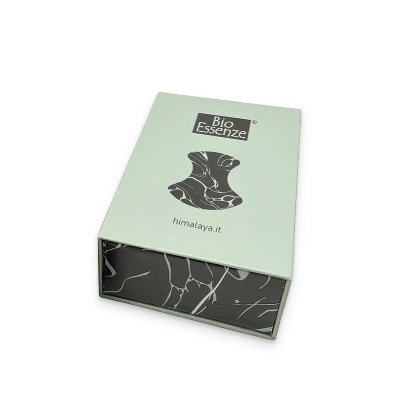 Giada verde Gua Sha per massaggi contenuta in cofanetto