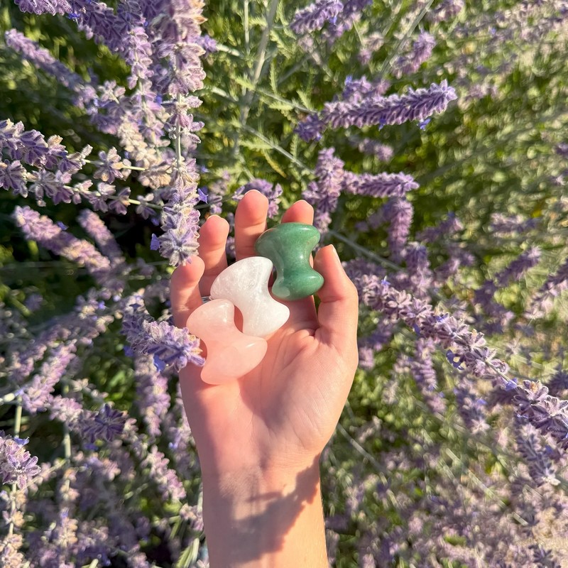 Giada verde Gua Sha per massaggi contenuta in cofanetto
