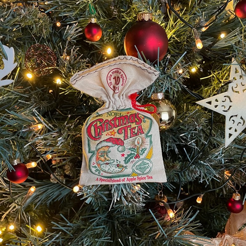 Tè di Natale alla mela speziata in un sacchetto di cotone decorato che include 10 filtri