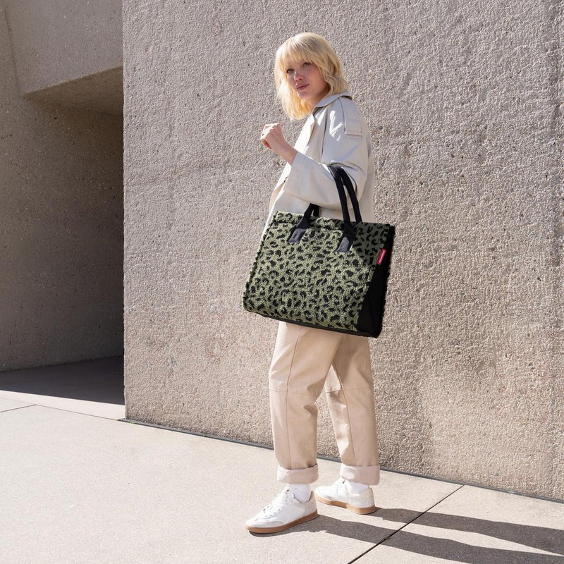Borsa shopper leopardata verde in tessuto bouclé adatta a spesa, viaggi, escursioni e spiaggia, con chiusura a zip