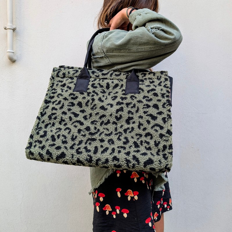 Borsa shopper leopardata verde in tessuto bouclé adatta a spesa, viaggi, escursioni e spiaggia, con chiusura a zip - una perfetta idea regalo donna