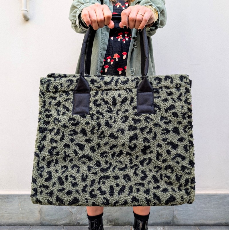 Borsa shopper leopardata verde in tessuto bouclé adatta a spesa, viaggi, escursioni e spiaggia, con chiusura a zip - una perfetta idea regalo donna