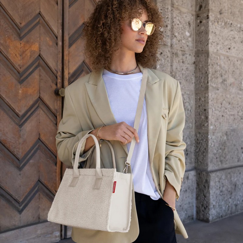 Borsa shopper color sabbia in tessuto bouclé adatta a spesa, viaggi, escursioni e spiaggia, con chiusura a zip