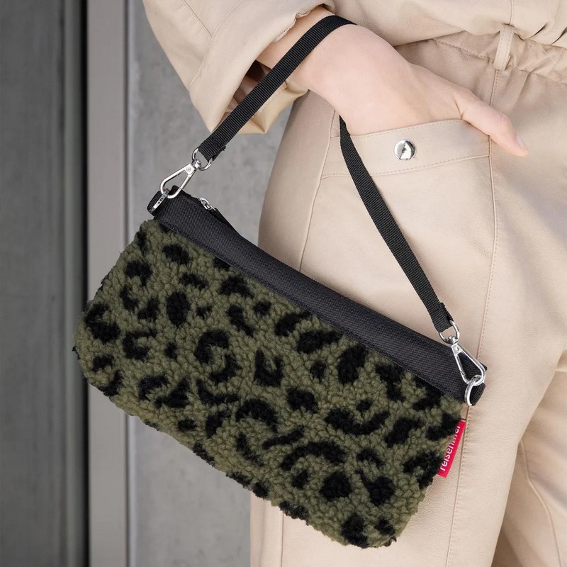 Pochette a tracolla leopardata verde in tessuto bouclé