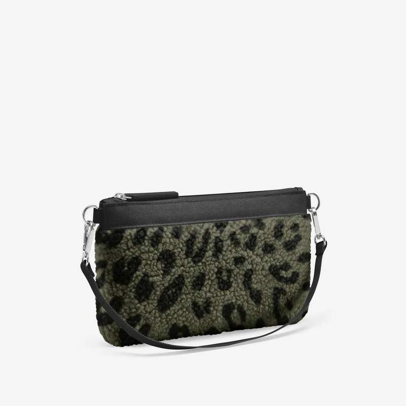 Pochette a tracolla leopardata verde in tessuto bouclé