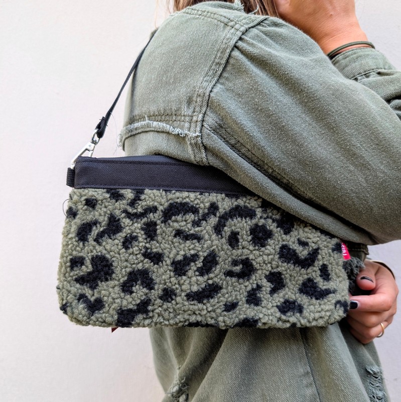 Pochette a tracolla leopardata verde in tessuto bouclé - una perfetta idea regalo donna, mamma o amica