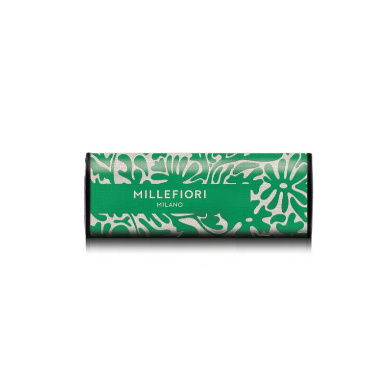 Profumatore per auto Millefiori Icon Textile con essenza Lime & vetiver e scocca in tessuto con motivo verde e bianco