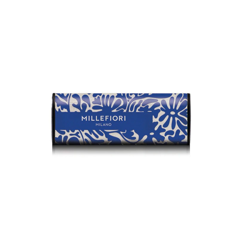 Profumatore per auto Millefiori Icon Textile con essenza Rose espresso e scocca in tessuto con motivo blu e bianco