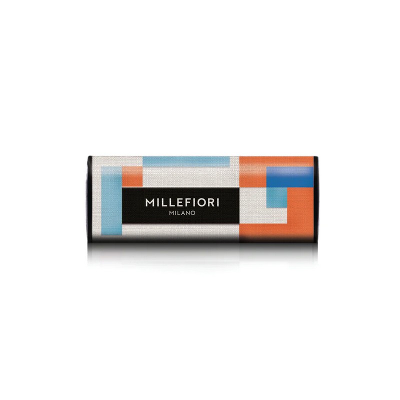 Profumatore per auto Millefiori Icon Textile con essenza Sandalo e bergamotto e scocca in tessuto con motivo blu, azzurro, arancione e bianco