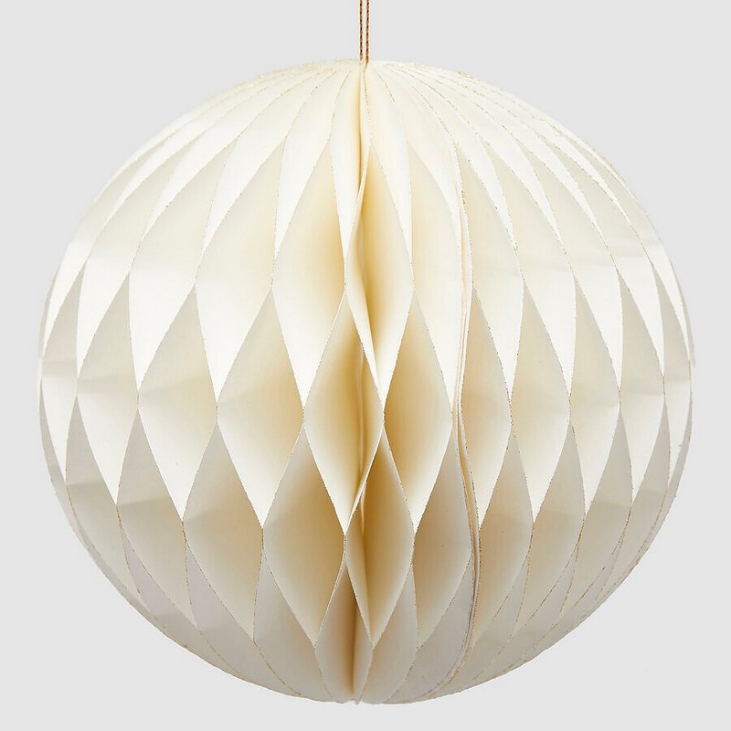 Pallina di Natale origami bianca in carta con dettagli oro, richiudibile e salvaspazio, una decorazione originale ideale per arricchire i tuoi addobbi per albero di Natale