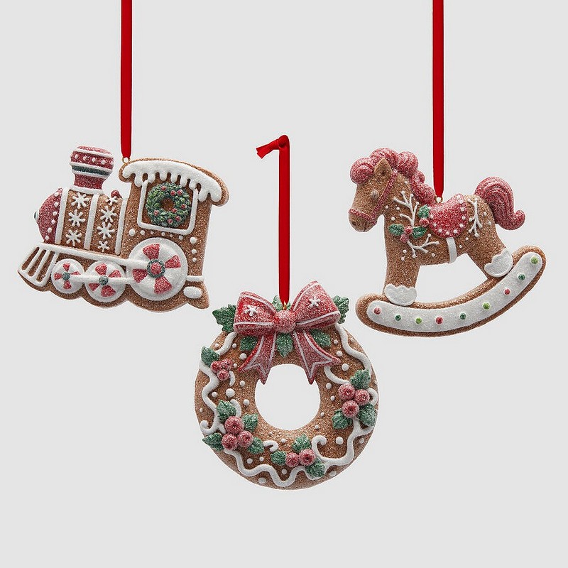 Decoro effetto marzapane da appendere assortito con trenino, cavallo a dondolo e ghirlanda realizzati in poliresina infrangibile con glitter, un originale decoro di Natale utilizzabile come addobbo per albero di Natale