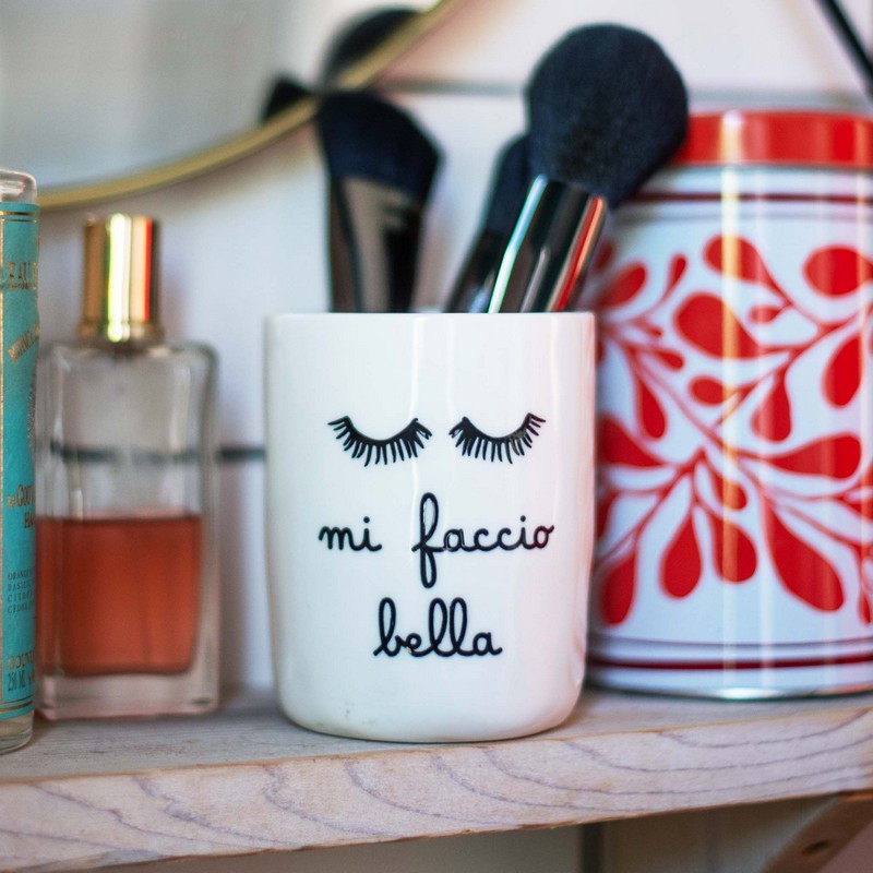 Porta cosmetici in gres bianco con coperchio, decorato con occhi e scritta “Mi faccio bella”