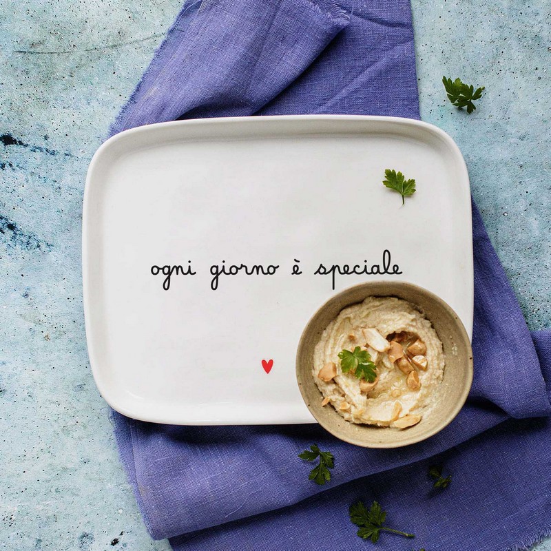 Piatto rettangolare in gres bianco decorato con scritta “Ogni giorno è speciale” e cuore